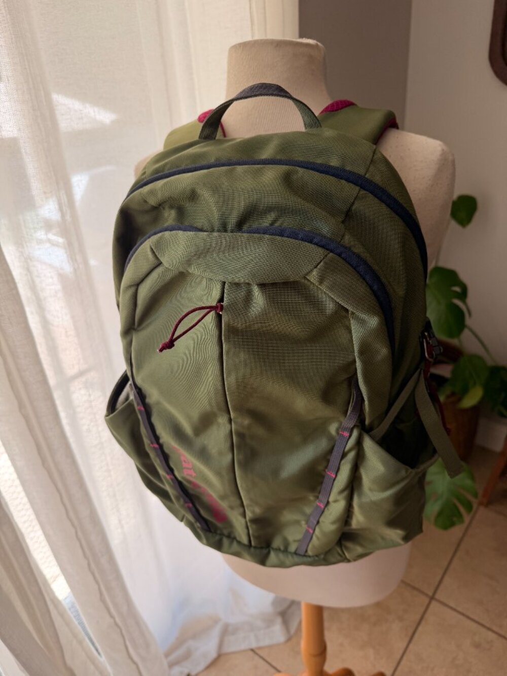 Patagonia Women's Refugio 26L Green Pink Laptop Backpack - Picture 2 of 8